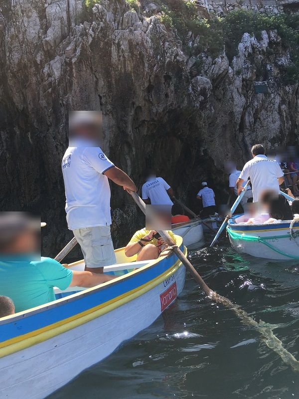イタリア カプリ島 青の洞窟入り口前 ボート