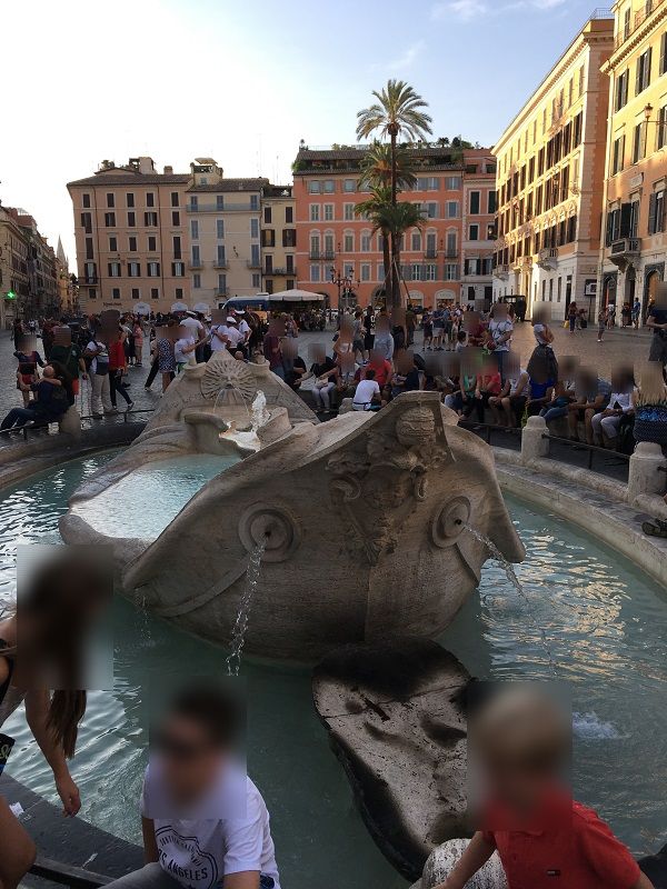 イタリア ローマ スペイン広場 舟の噴水（バルカッチャの噴水）