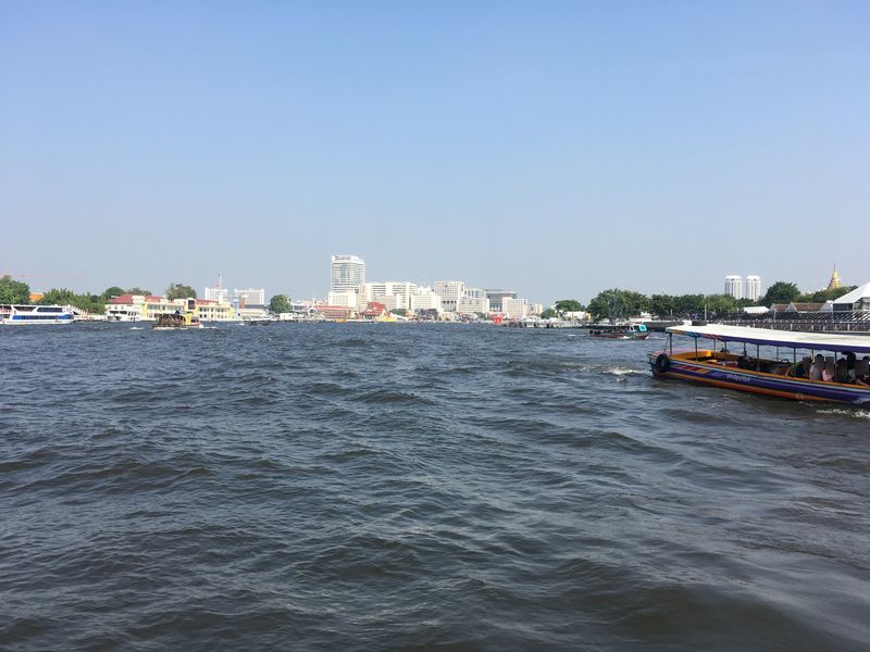 タイ バンコク ワット・アルン 渡し舟 船 チャオプラヤ川