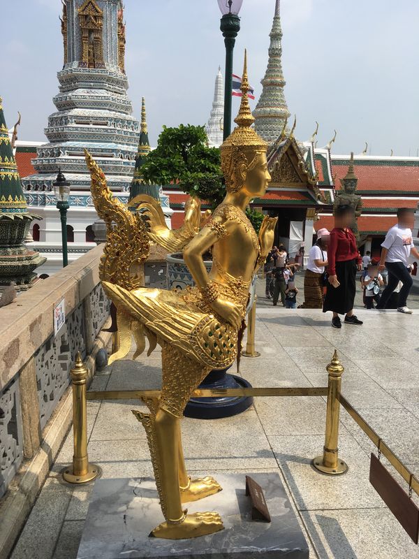 タイ バンコク ワット・プラケオ キンナリー 金の像
