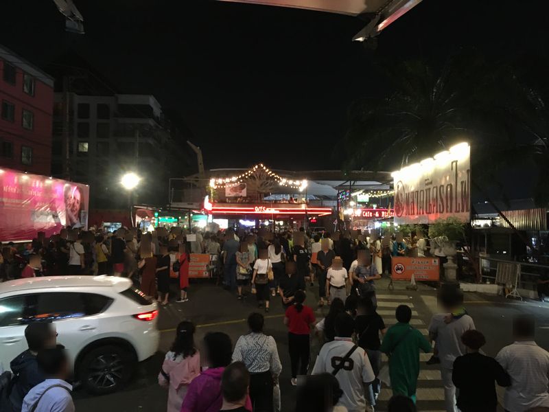 タイ バンコク ナイトマーケット タラート・ロットファイ・ラチャダー