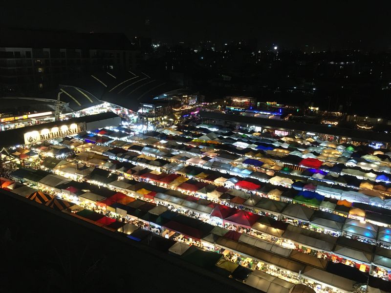 タイ バンコク ナイトマーケット タラート・ロットファイ・ラチャダー エスプラネード 駐車場 景色 テント