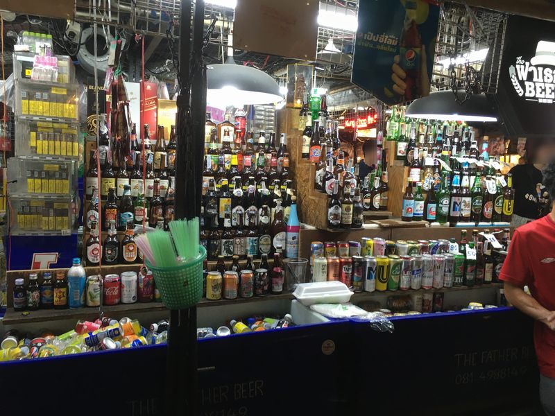 タイ バンコク ナイトマーケット タラート・ロットファイ・ラチャダー 屋台 お酒