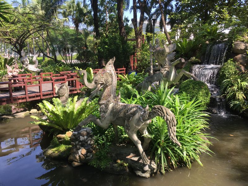 タイ エラワンミュージアム 池 石像