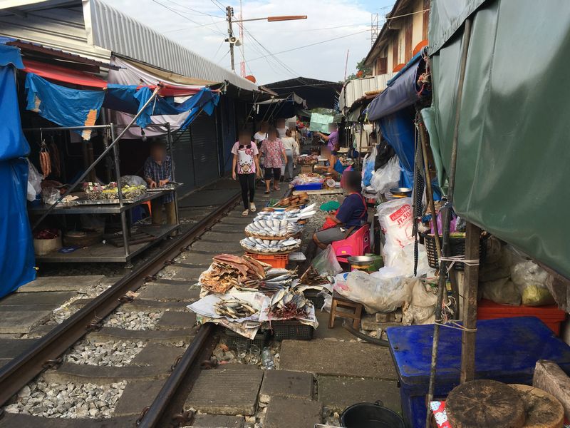 タイ メークロン線路市場 屋台
