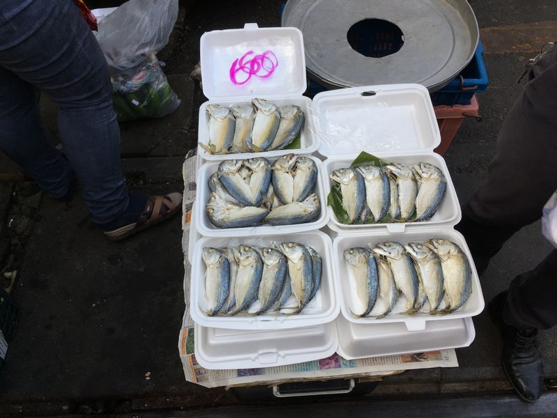 タイ メークロン線路市場 屋台 魚 プラートゥ