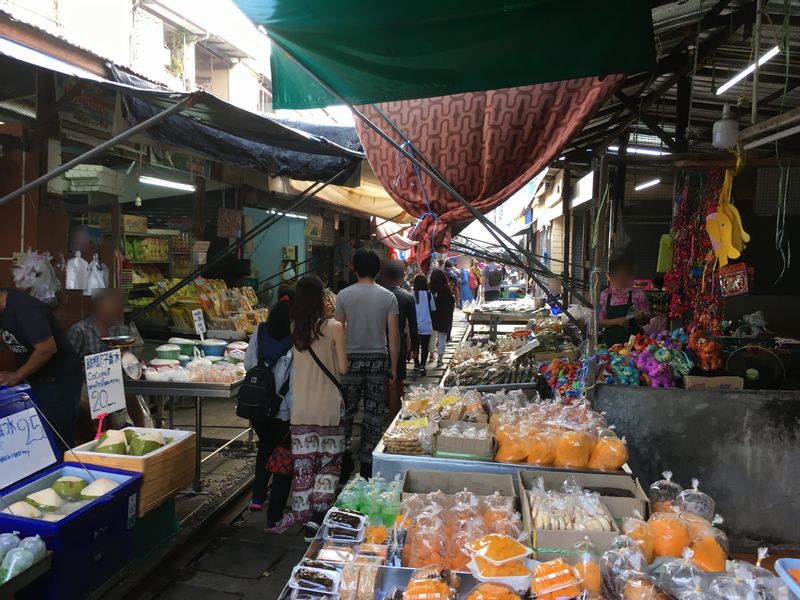 タイ メークロン線路市場 屋台