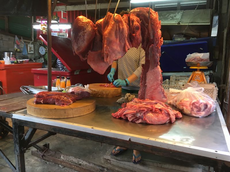 タイ メークロン線路市場 屋台 肉