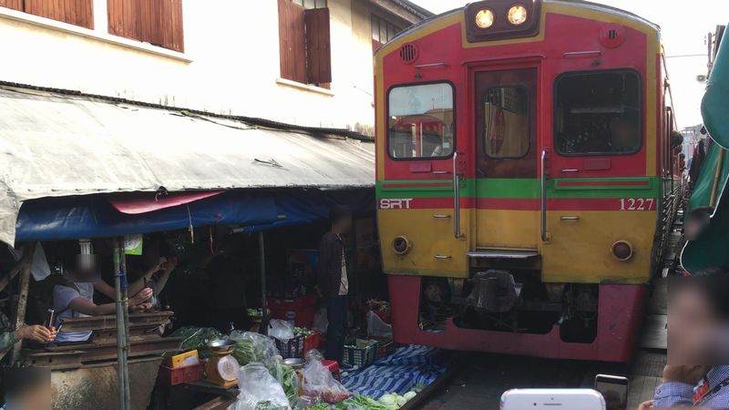 タイ メークロン線路市場 電車 屋台