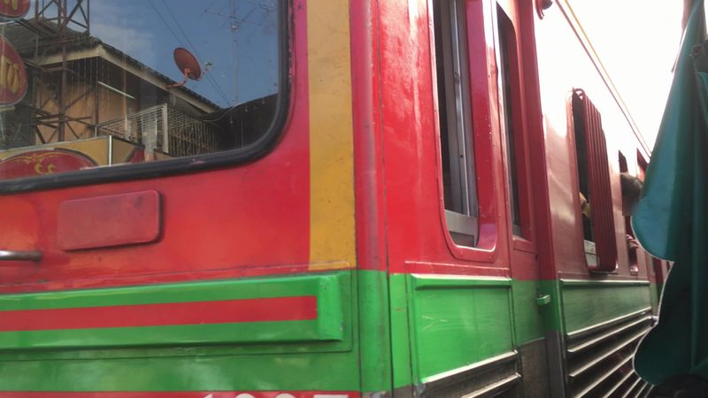 タイ メークロン線路市場 電車