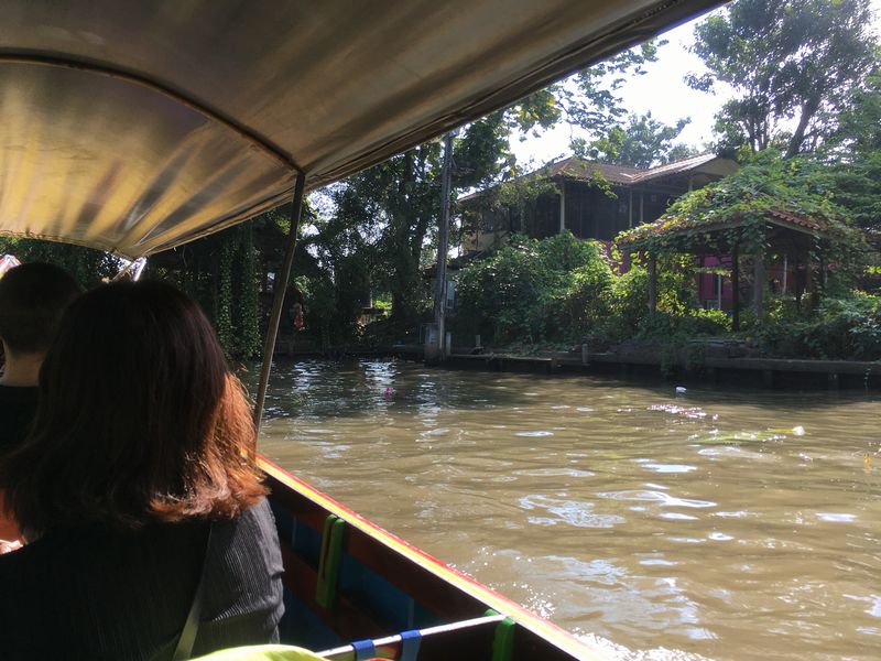 タイ 水上マーケット エンジンボート 川 運河 水路