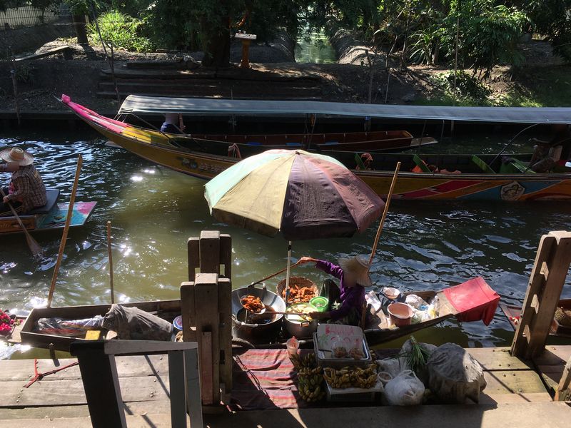 タイ ダムヌン・サドゥアック水上マーケット 川 運河 水路 小舟 料理